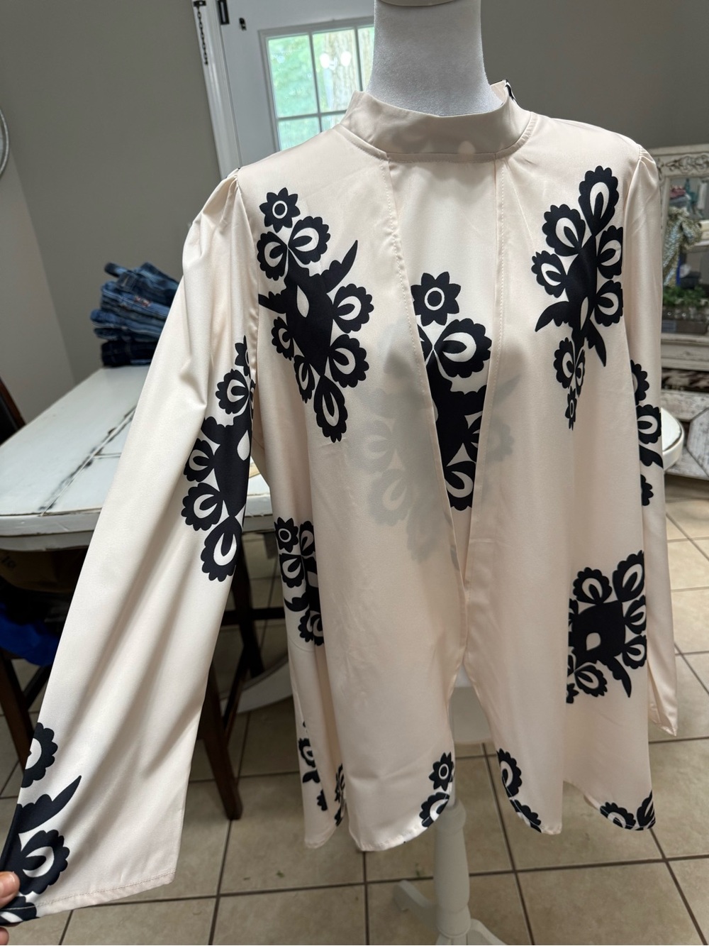 Ivory and Black Floral Embroidered Women’s Kimono Top Size 1XL - Picture 3 of 12
